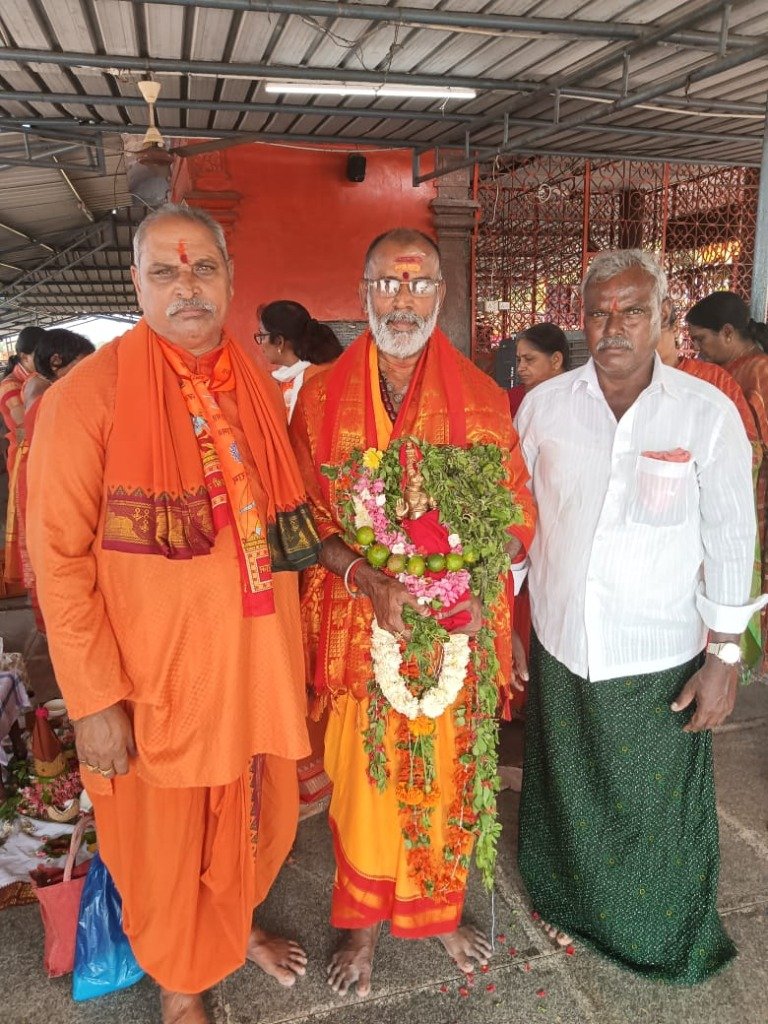 Sri Ramakrishna Sharma with Devotees & Alankara Idol